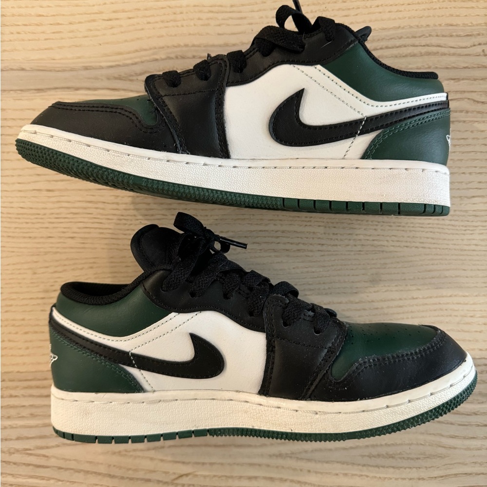 Size 5.5 women’s - Jordan 1 Low GS Green Toe 2021
